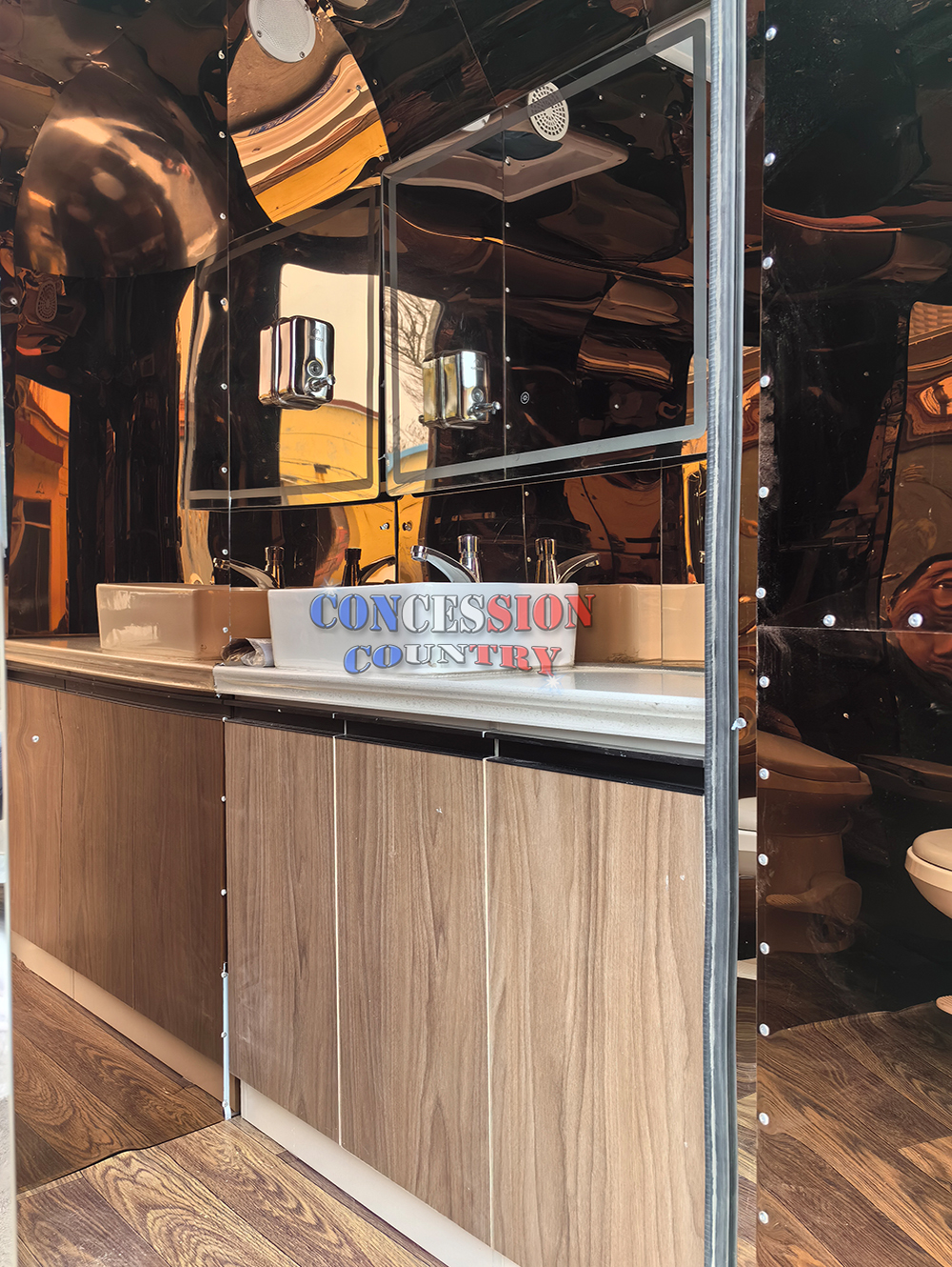 Airstream mobile toilet trailer to USA(图4)